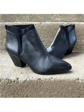 Bella~Vita Black Leather Ankle Booties 9M Pointed Toe Block Heel Chelsea